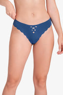 Panty azul con borde ondulado y detalle calado frontal, modelo femenino en fondo blanco