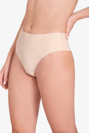 Panty beige sin costuras para mujer, diseño cómodo y ajustado, fondo blanco