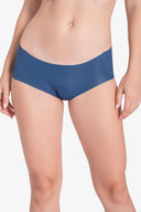 Mujer con pantaleta azul cómoda de corte bajo, fondo blanco