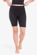 Mujer vistiendo shorts deportivos negros de cintura alta en fondo blanco para e-commerce