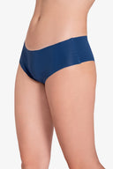 Panty azul básico sin costuras en modelo de piel clara, fondo blanco
